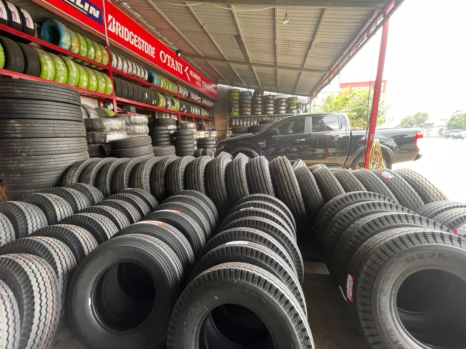 Xe container nên sử dụng loại Lốp nào?